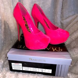 Mascots Linda 6’ Heel